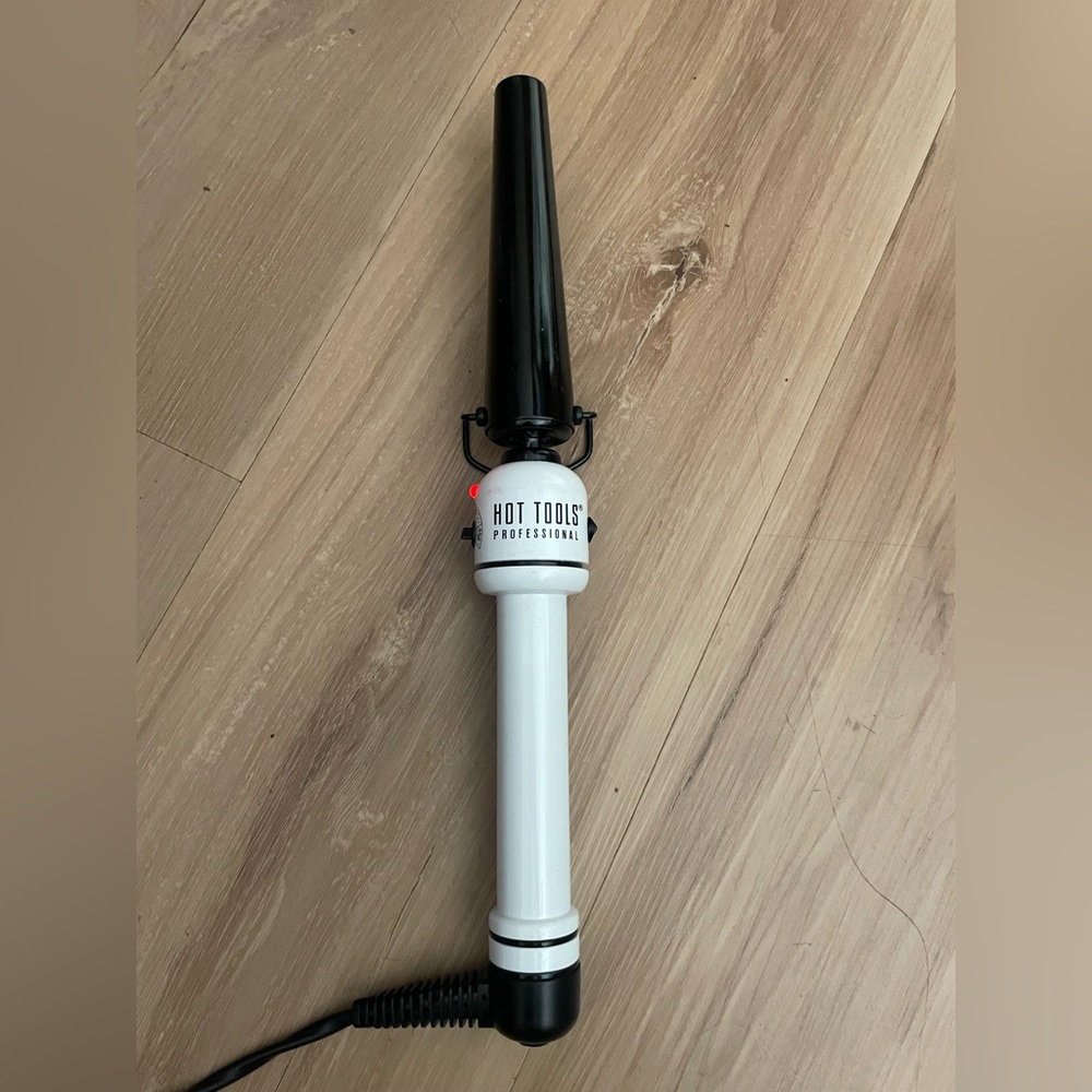 HOT TOOLS Professional 1/2”-1" Conical Curling Wand - White & Black